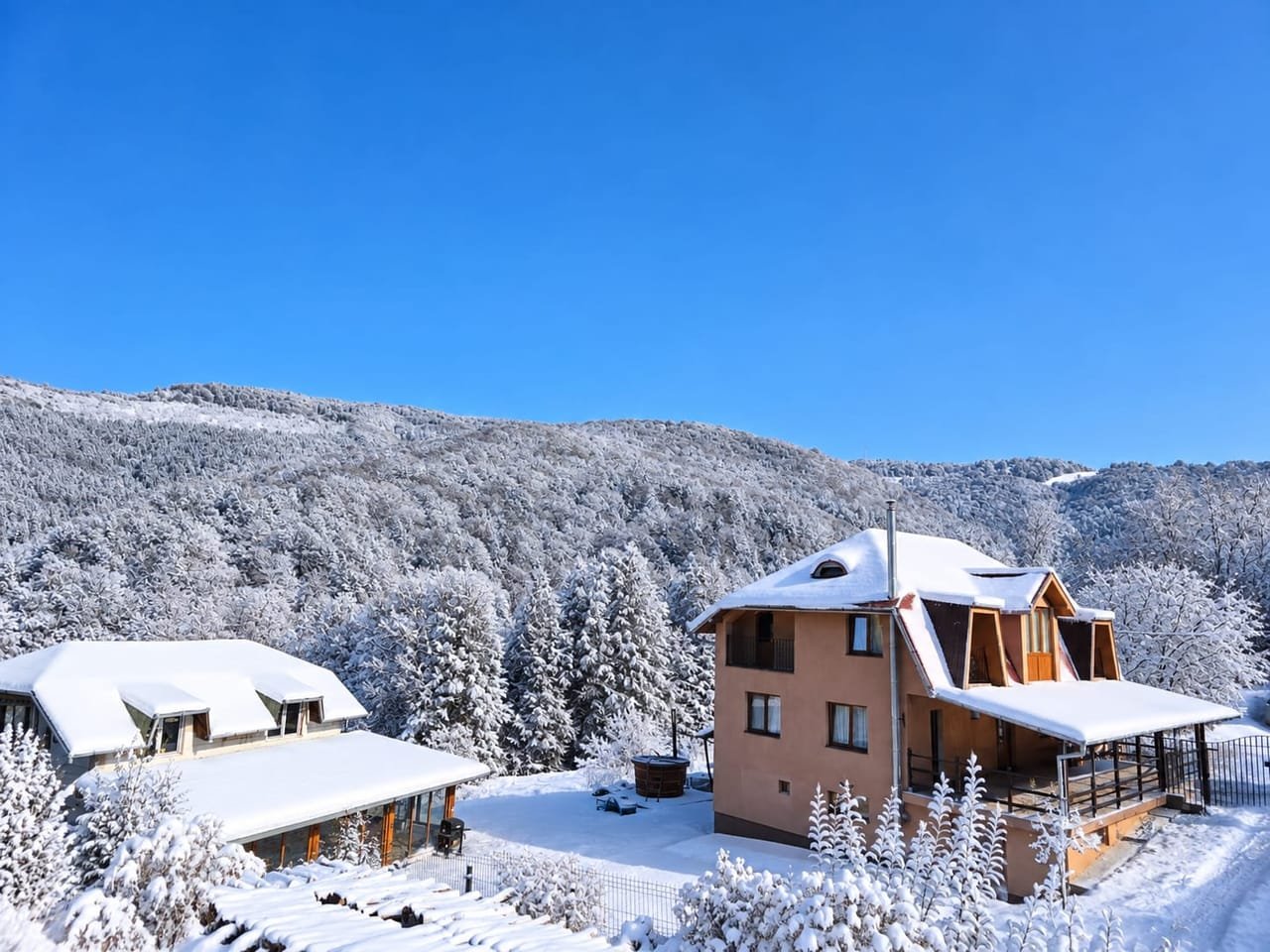Cabana Marama iarna, cu foișorul și pădurea înzăpezită din Damiș, Bihor