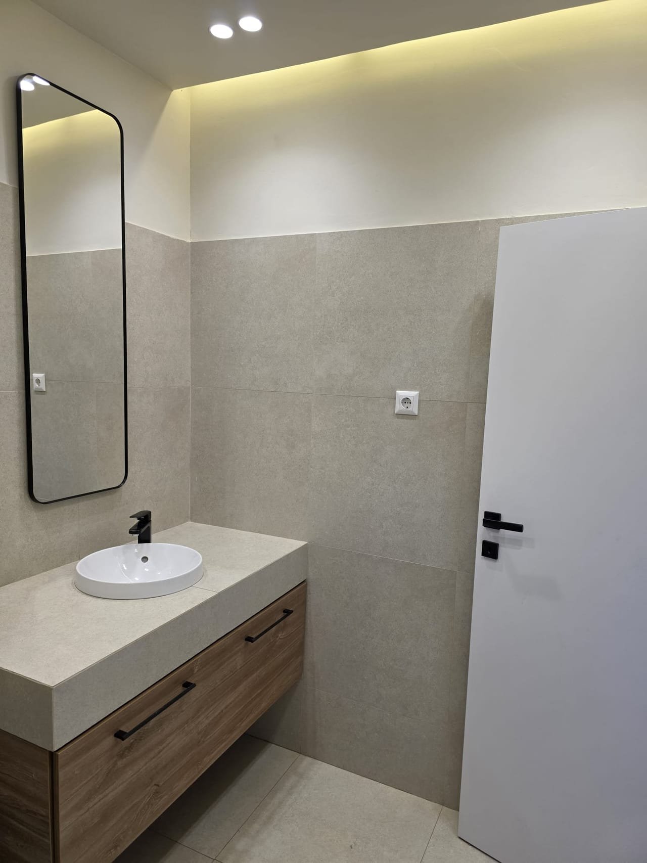 Una dintre cele 9 băi ale Cabanei Marama, finisată modern cu mobilier din lemn
