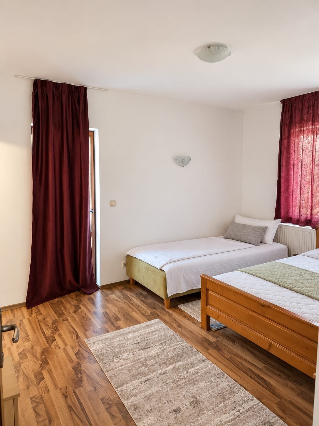 Dormitor cu pat matrimonial și pat suplimentar la Cabana Marama, Damiș