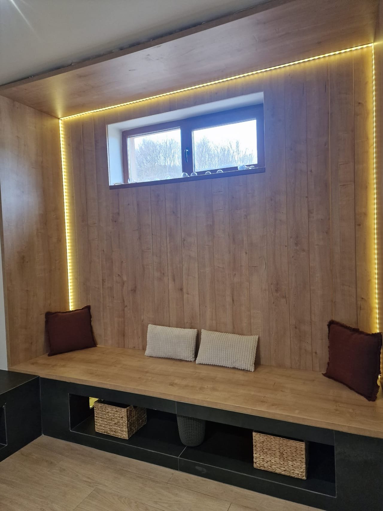 Colț de relaxare placat cu lemn și iluminat ambiental în interiorul Cabanei Marama