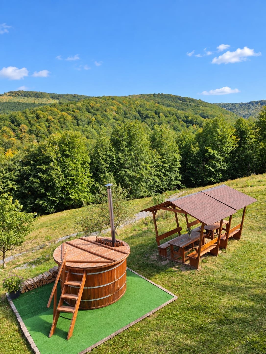 Vedere de ansamblu asupra ciubărului și filigoriei din curtea de 5.000 m² a cabanei